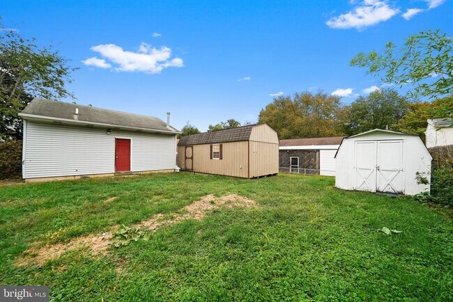 Building Photo - 624 Armstrong Ave