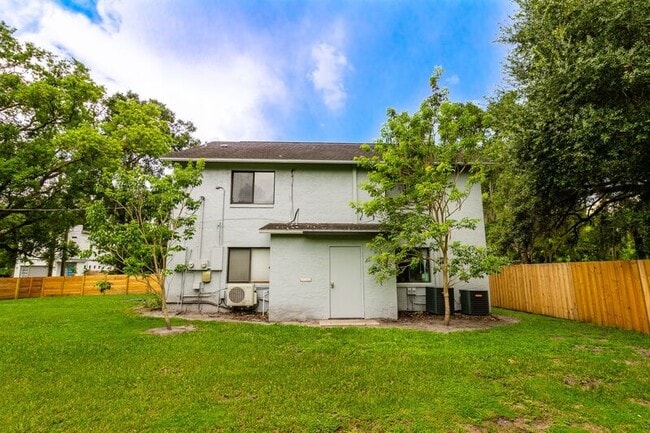 Building Photo - 2127 Henderson Dr