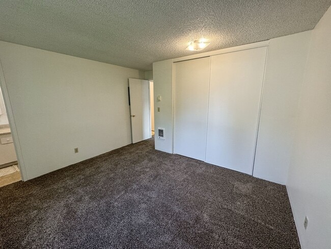 Building Photo - ANNETTE372-374