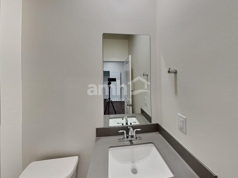 Building Photo - 3100 N Vigo Ave