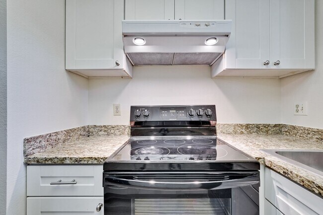 Building Photo - 1st floor corner unit - In Door Laundry- Easy Access to 880 and 237