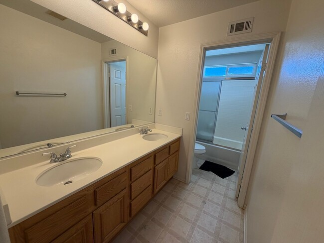 Building Photo - 885 Alsace Dr