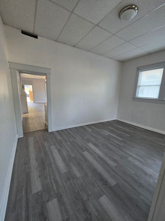 Building Photo - SPACIOUS 3 BEDROOM 1.5 BATHROOM APARTMENT ...