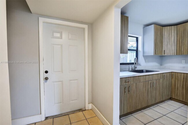 Building Photo - 1721 SW 40th Terrace