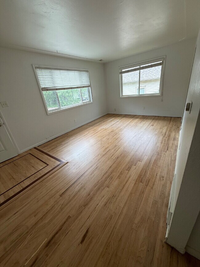 Building Photo - Charming Upper Unit Duplex in the Heart of...