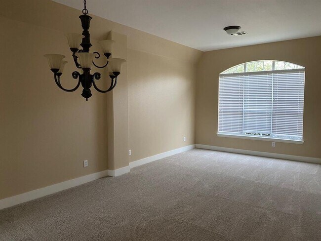 Building Photo - 302 Las Colinas Dr
