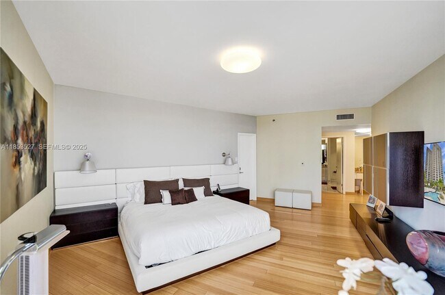 Building Photo - 20281 E Country Club Dr