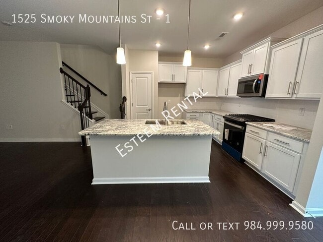 Building Photo - 1525 Smoky Mountains St
