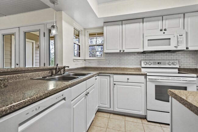 Building Photo - 1878 Montclair Dr