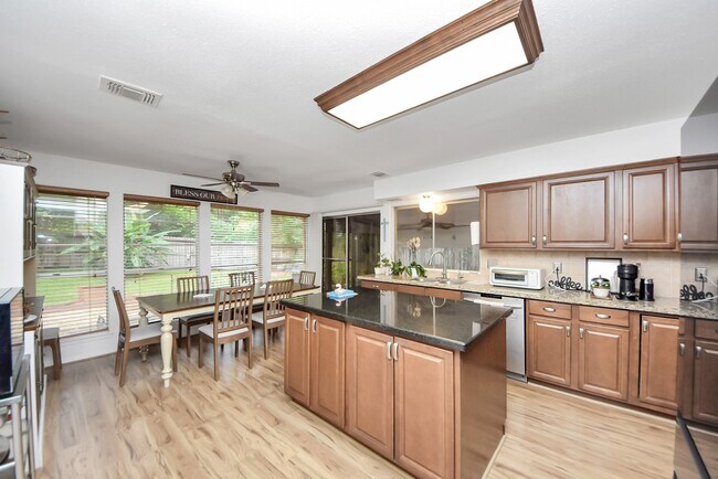 Building Photo - 18 N Deerfoot Cir