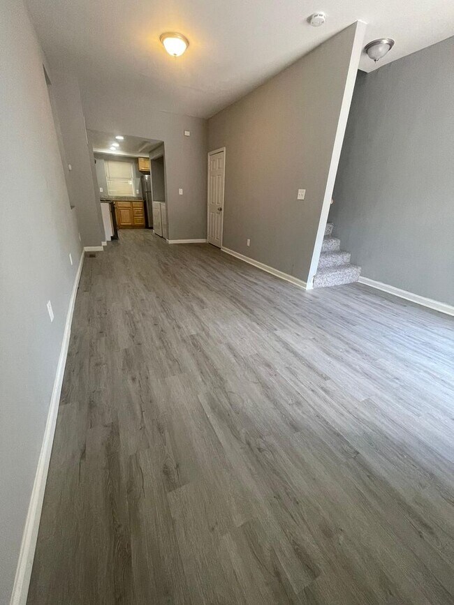 Building Photo - Recently Renovated 3 Bed 1.5 Bath Ready To Move In ASAP
