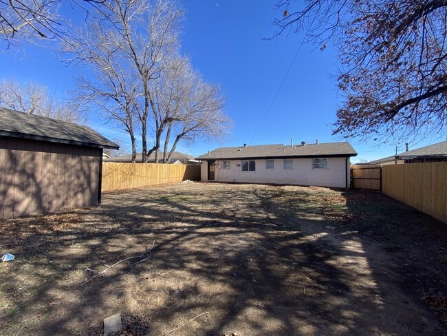 Building Photo - 713 N Dallas Ave