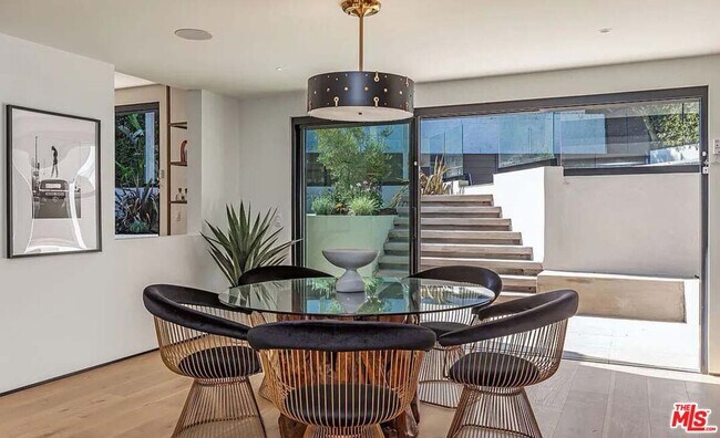 Building Photo - 1271 Sunset Plaza Dr