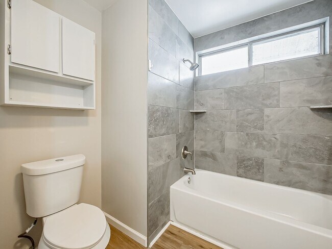 Building Photo - Freshly Updated 2BR Home in Prime White Lake Location!