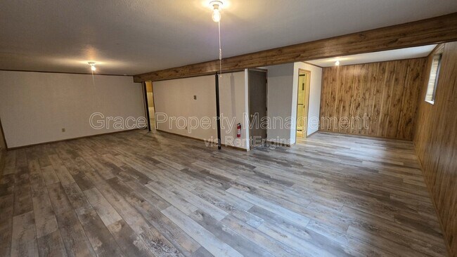 Building Photo - 1044 Maple Dr