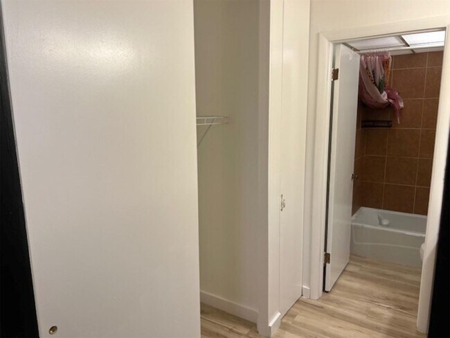 Building Photo - 3720 Inverrary Dr