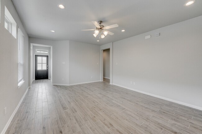 Building Photo - 1229 Red Hills Dr