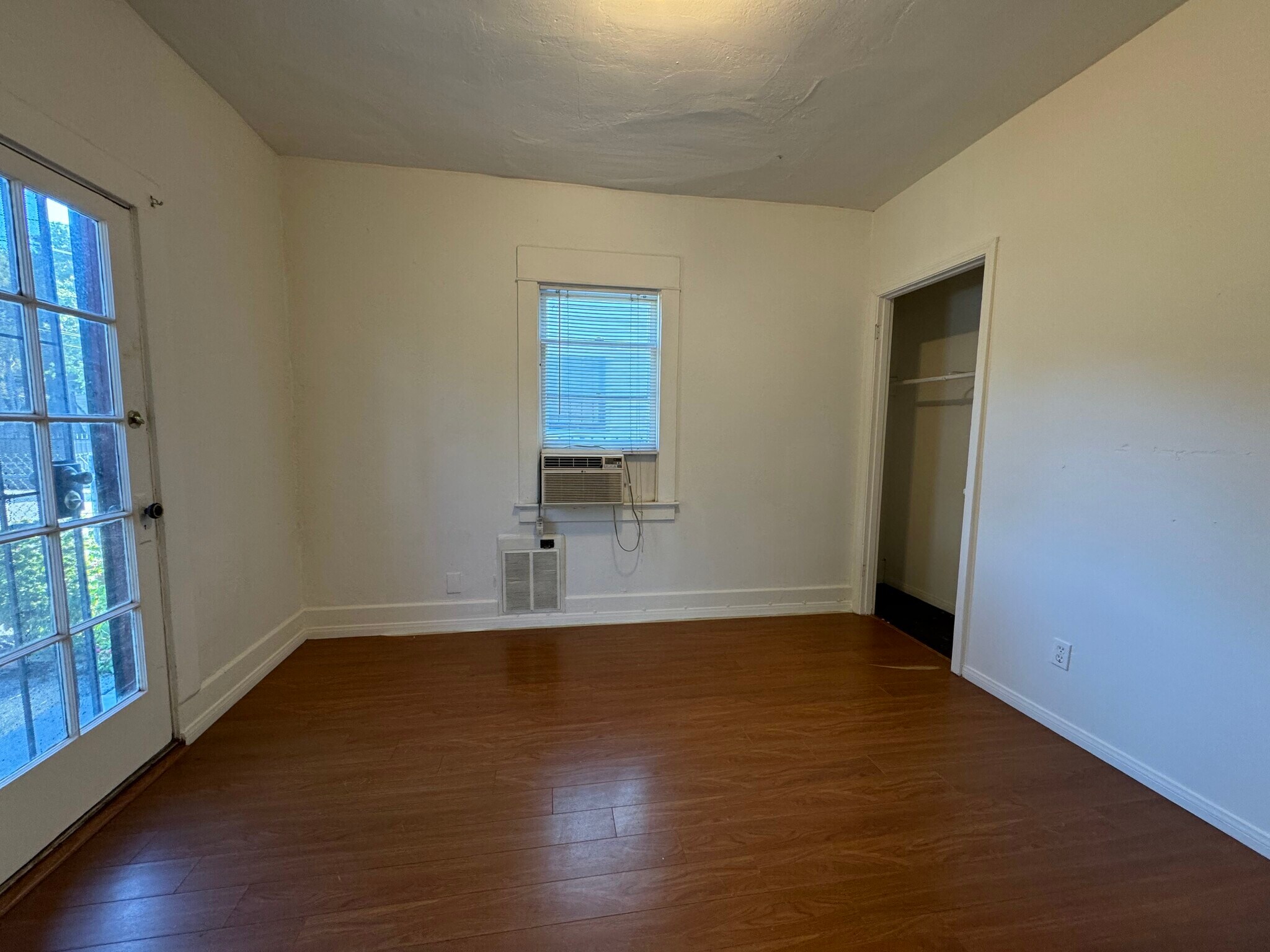 Building Photo - 1150 W 30th St