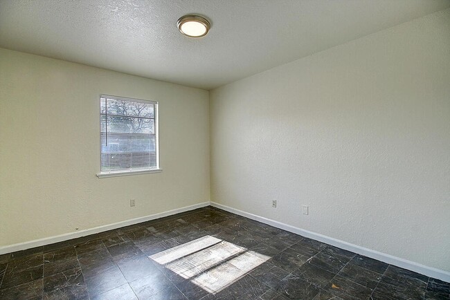 Building Photo - 2202 Saxony Dr