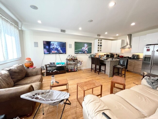 Building Photo - Beautiful 6 Bed Condo Style Apartment Available 9/1/26