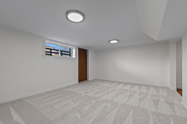 Building Photo - 4bd/2.75ba Seattle Home