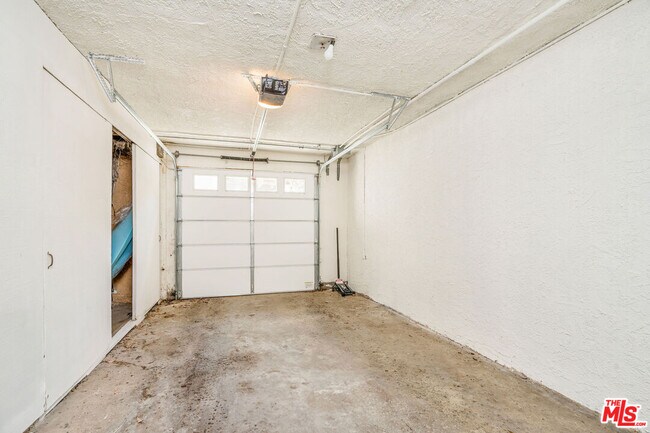 Building Photo - 2041 Roscomare Rd