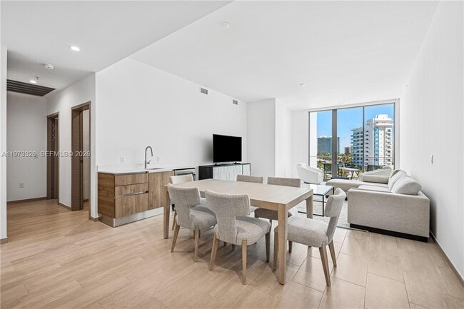 Building Photo - 10281 W Bay Harbor Dr