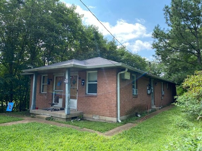 Building Photo - Cozy 2 Bedroom Duplex Available - Walk Dow...
