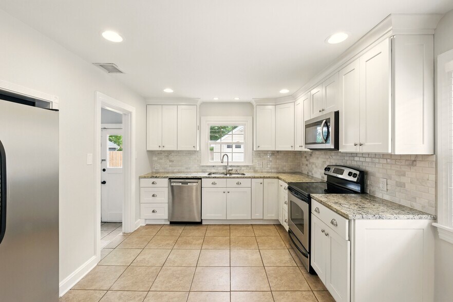 Building Photo - 421 Marquette Dr