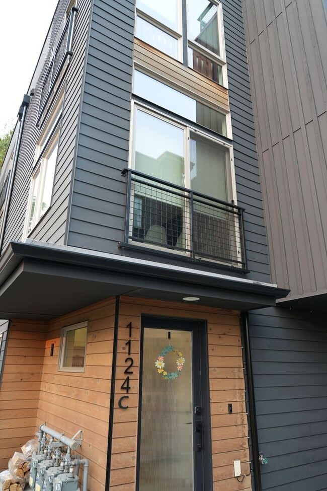 Building Photo - Bright Ballard Townhome – 2BR/2BA, 1,270 s...