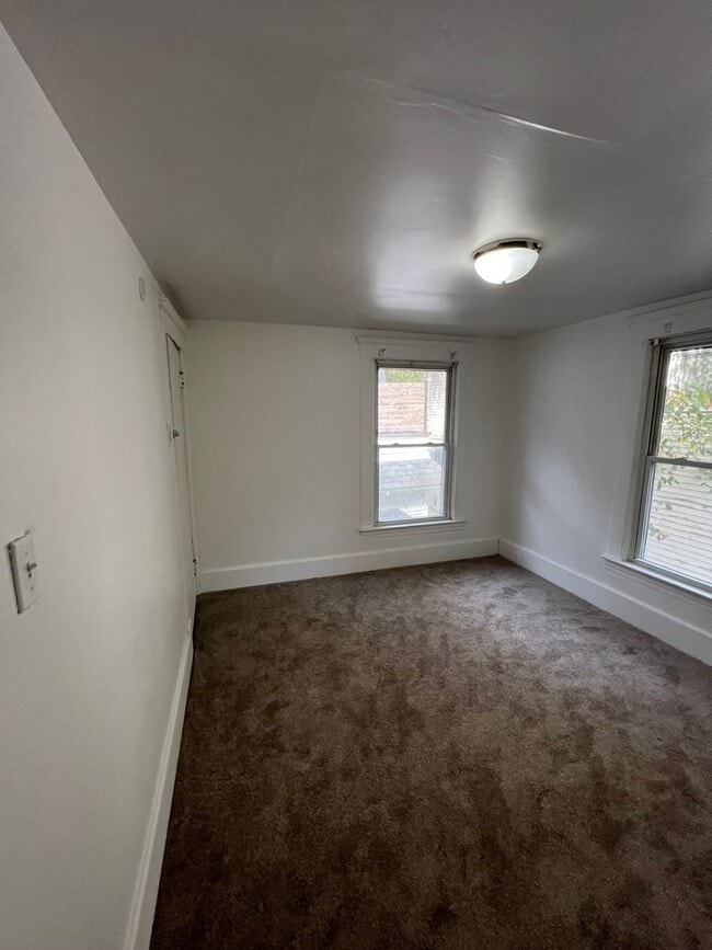 Building Photo - 3 Bedroom 1 Bathroom House (move in ready)