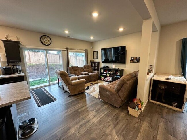 Building Photo - Large Bremerton Townhome