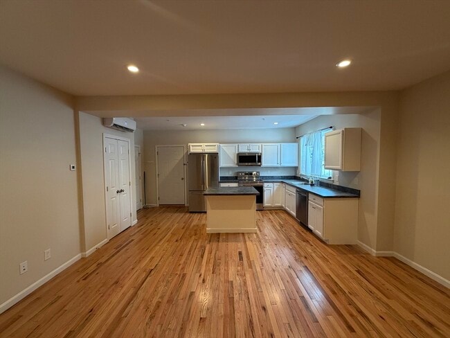 Building Photo - 160 Summer St