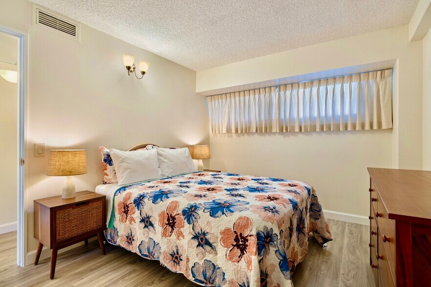 Building Photo - 2440 Kuhio Ave