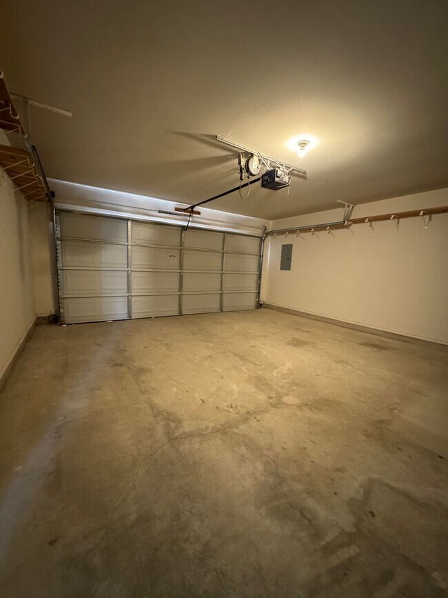 Building Photo - 400 Blue Shale Dr