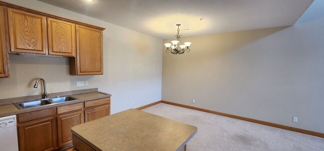 Building Photo - 2 Bed 2.5 Bath Townhome