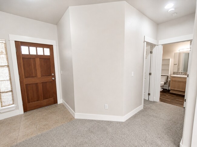 Building Photo - Spacious 3BR Home with Private Yard Near Alpenglow Park