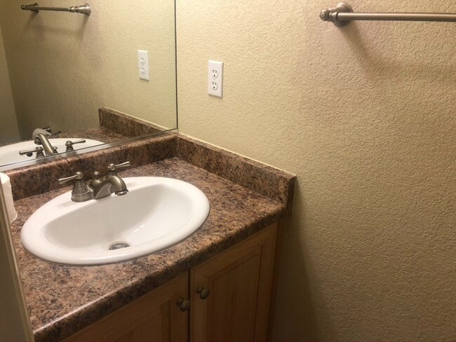Building Photo - Large 4 bedroom Home in Commerce City