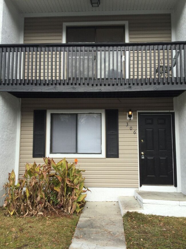 Building Photo - 2 Bedroom Spacious Townhome! with a Balcony