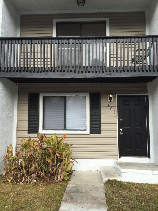 Building Photo - Affordable Townhouse Close to Summerville HS