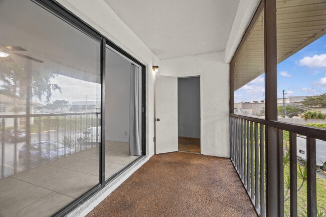 Building Photo - 9905 Pineapple Tree Dr