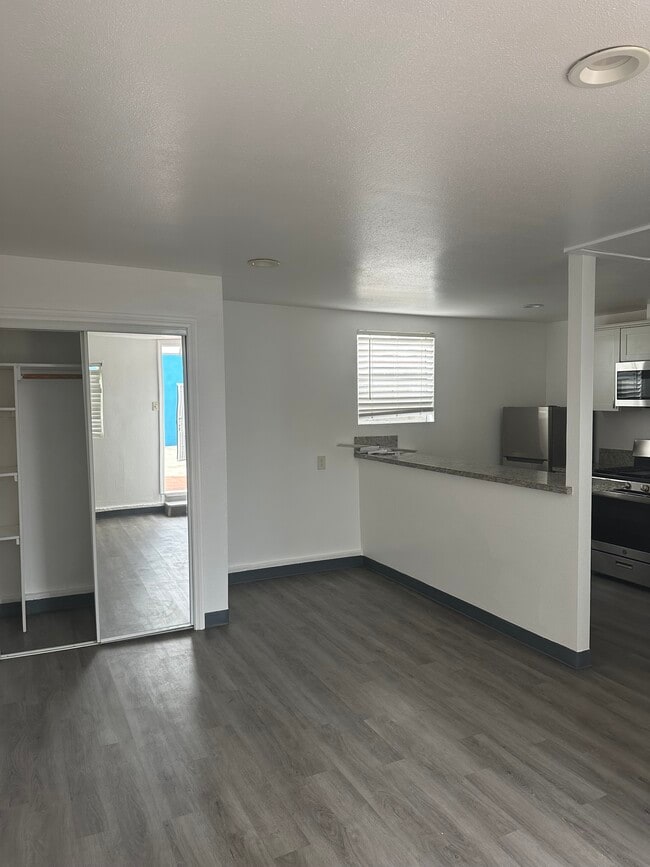 Studio with Full Kitchen and Storage - 1911 W 94th St