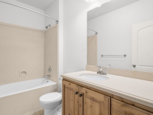 Building Photo - Luxurious Condo in North Orem