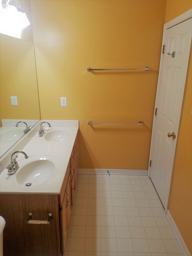 Building Photo - Beautifully maintained 3 bedroom 2 bath contemporary in highly sought after Birkdale subdivision.