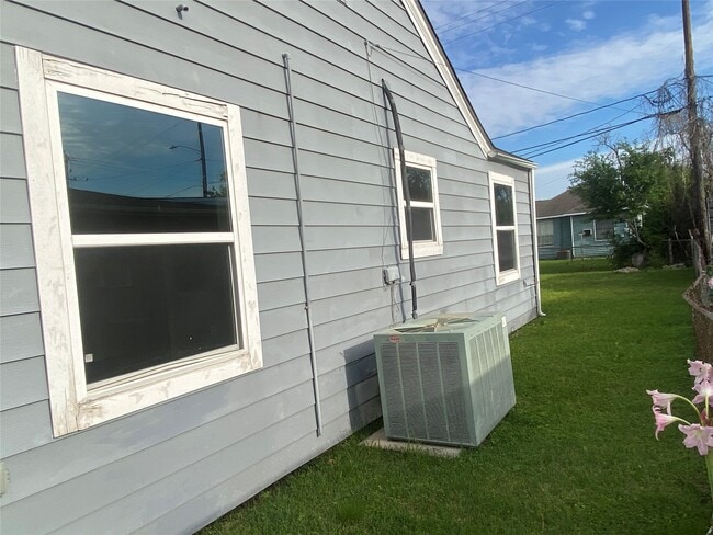 Building Photo - 7619 Ilex St