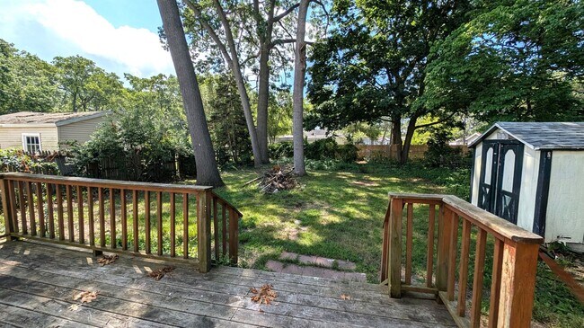Building Photo - 1-2 bedroom Lakeside home
