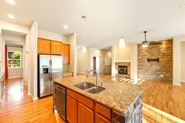 Building Photo - Beacon Point 5 Bedroom Ranch, 3-Car Garage...