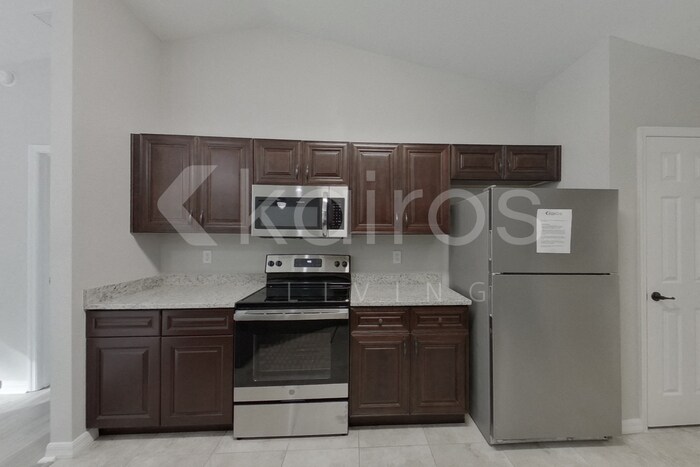 Building Photo - 820 Marion Oaks Manor