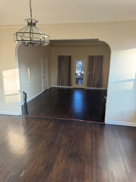 DINandLV - 2203 S Harcourt Ave