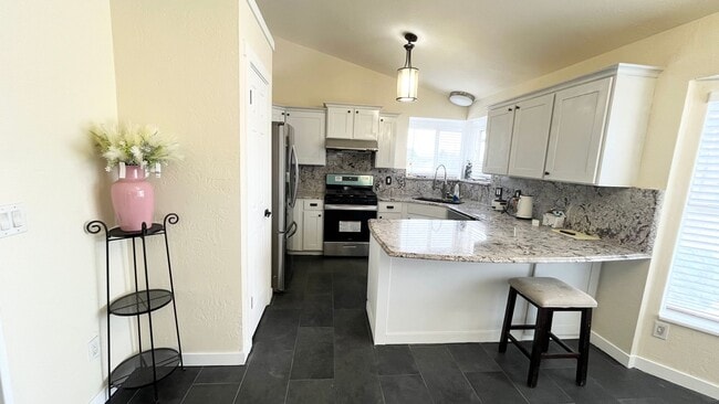 Building Photo - 5 Bedroom/4 Bathroom Home in West Valley City